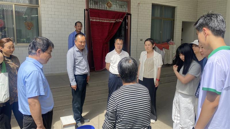 8006.入户走访白灵村村民.jpg