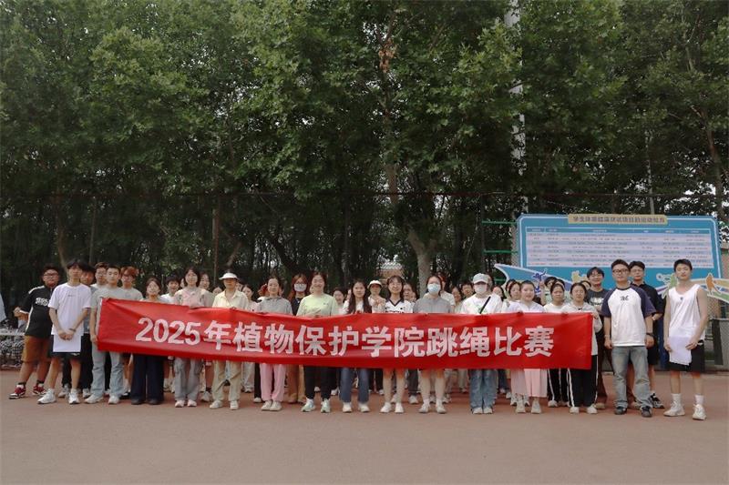 800校园跳绳争霸赛合影.jpg