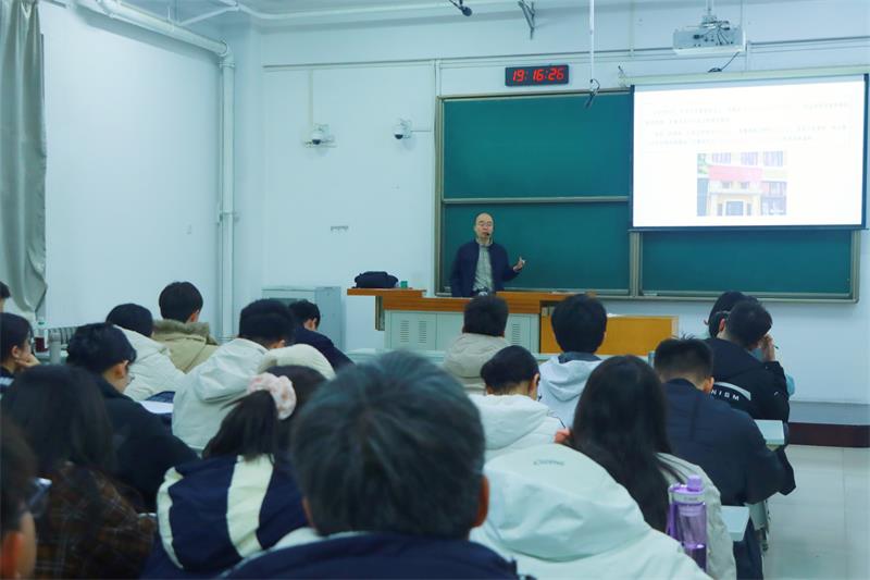 800图2.唐帅老师进行党员先锋模范教育.jpg