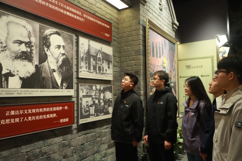 图3.师生党员参观学习.JPG