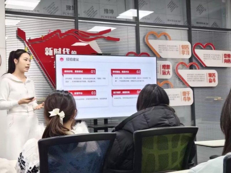 图1.田一凡同学分享创新大赛经验.jpg