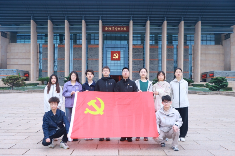 图2.师生参观南湖革命纪念馆.jpg