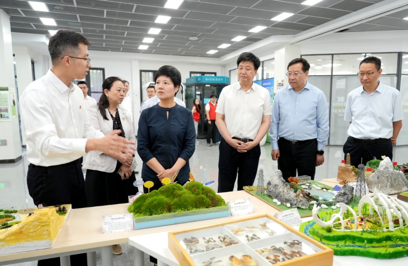 校团委书记陈龙介绍公司志愿项目开展情况.jpg