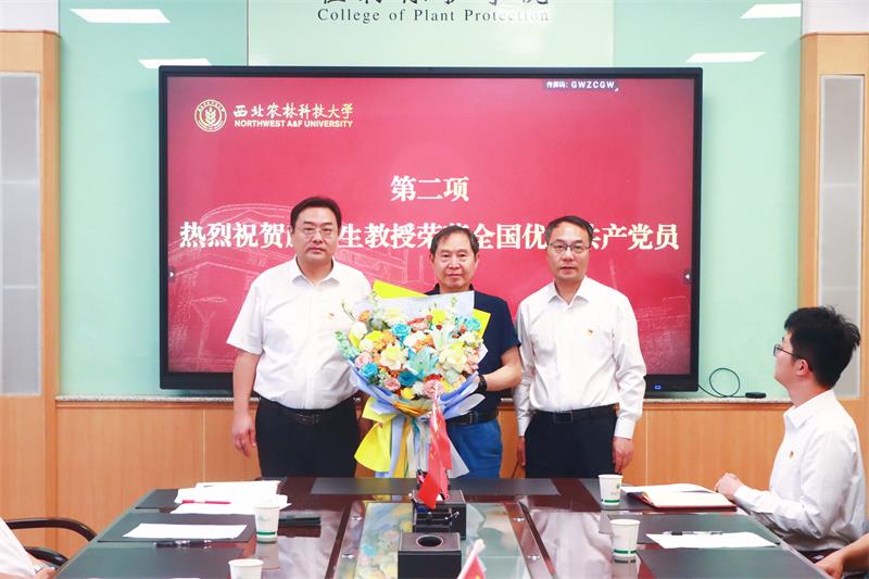 8003公司领导班子代表与康振生同志合影.jpg