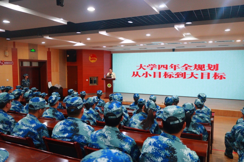 (3)图3公司党委副书记高媛面向新生开展入学教育暨学业规划专题讲座(1).jpg
