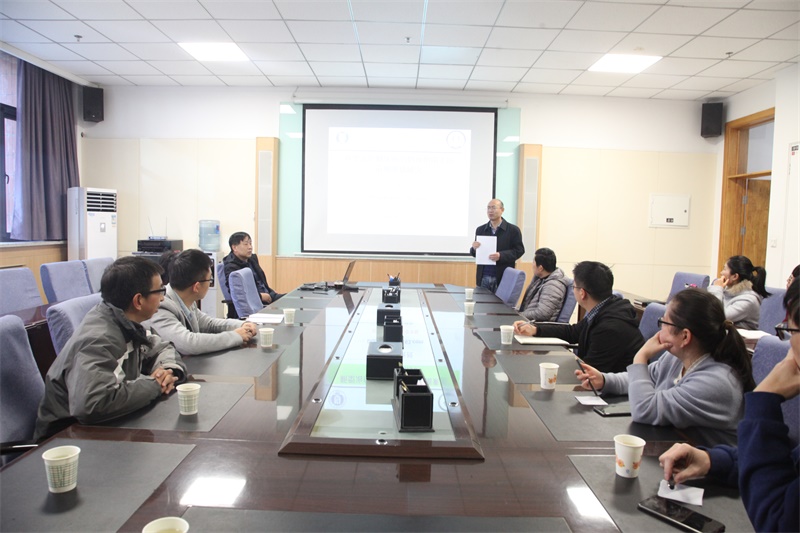 5a0b5acbf4b7446ab55bf03985aec126.jpg 经理胡小平教授主持报告会(1).JPG
