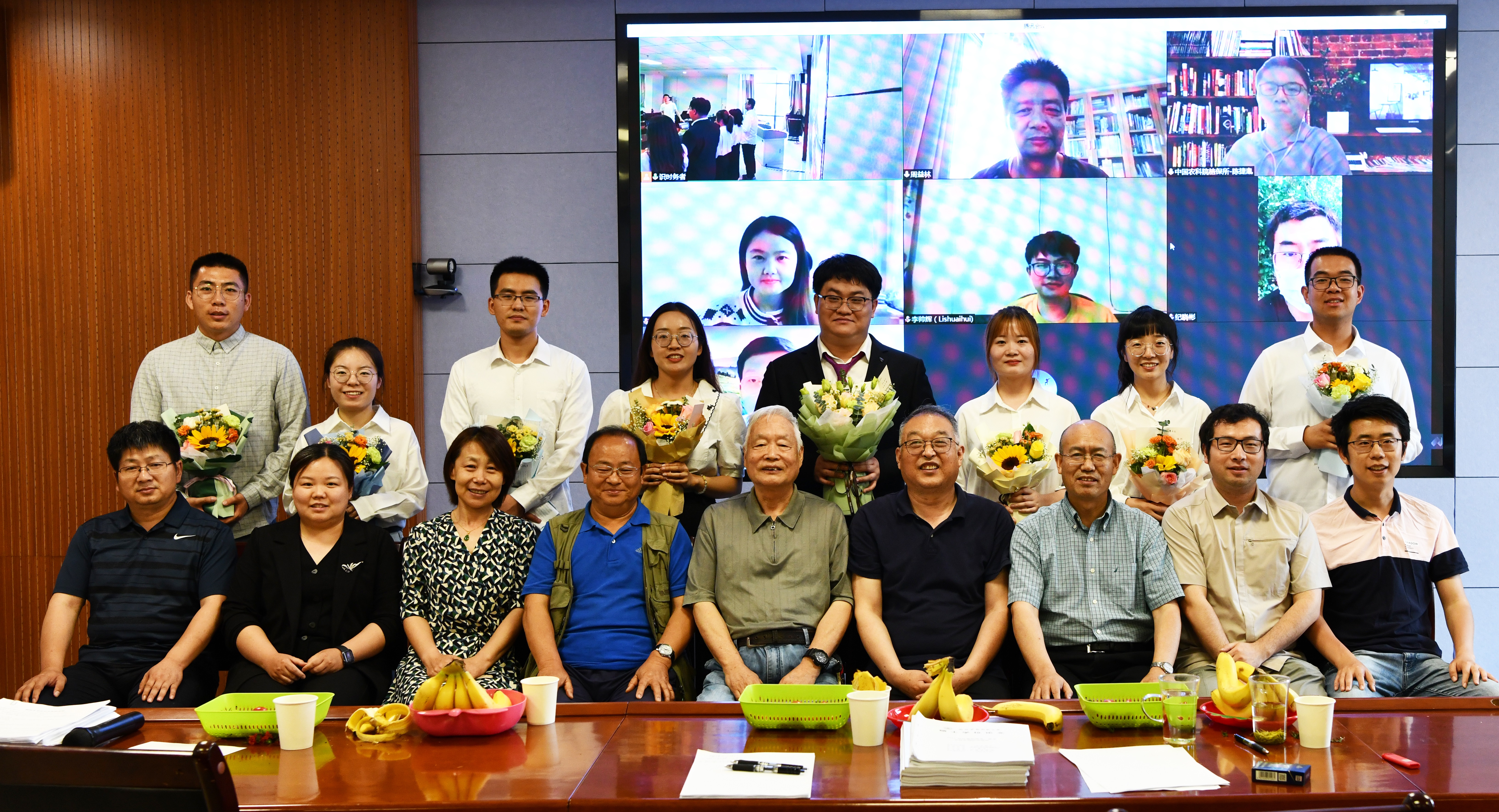 362db11d80fb42b1ab0ef84ee4059a4e.jpg 20220527-毕业答辩合影DSC_3021.jpg